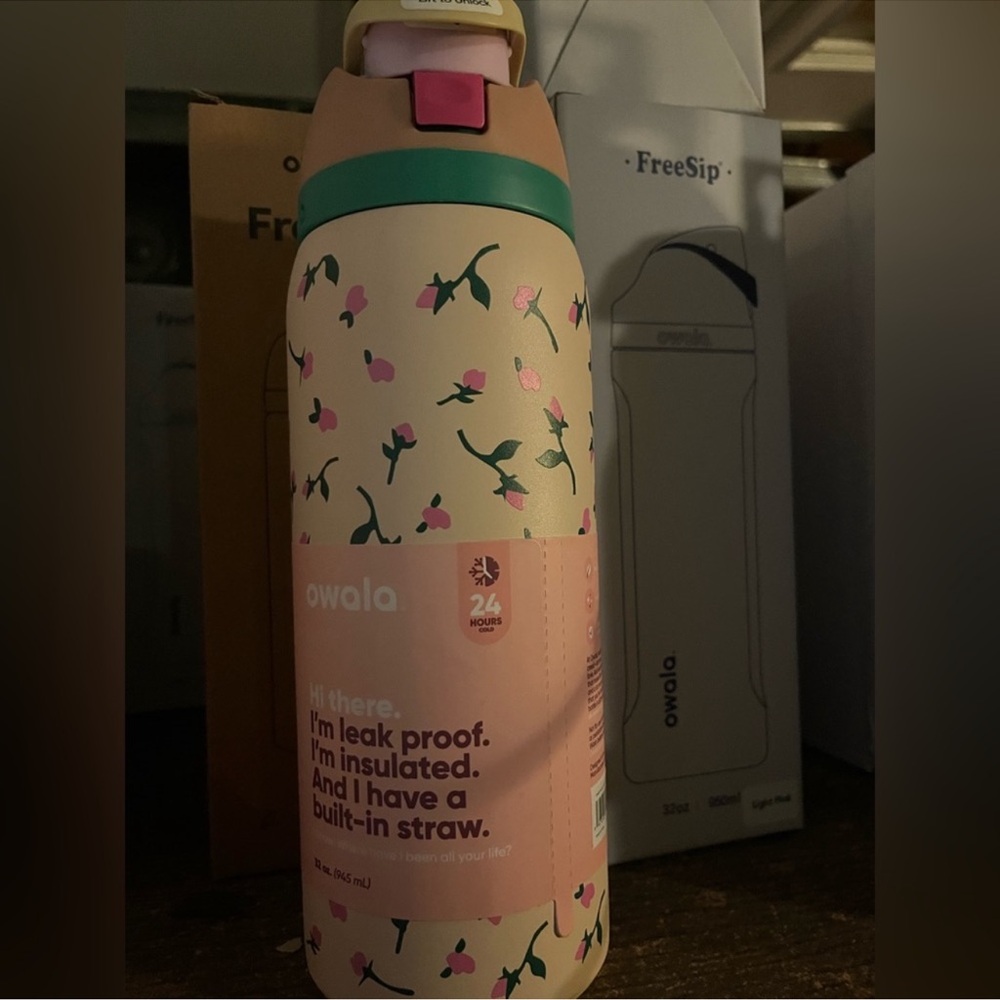 32oz “Tea Time" Rose Floral Owala - Freesip - Limited Edition UO Color - Picture 3 of 3